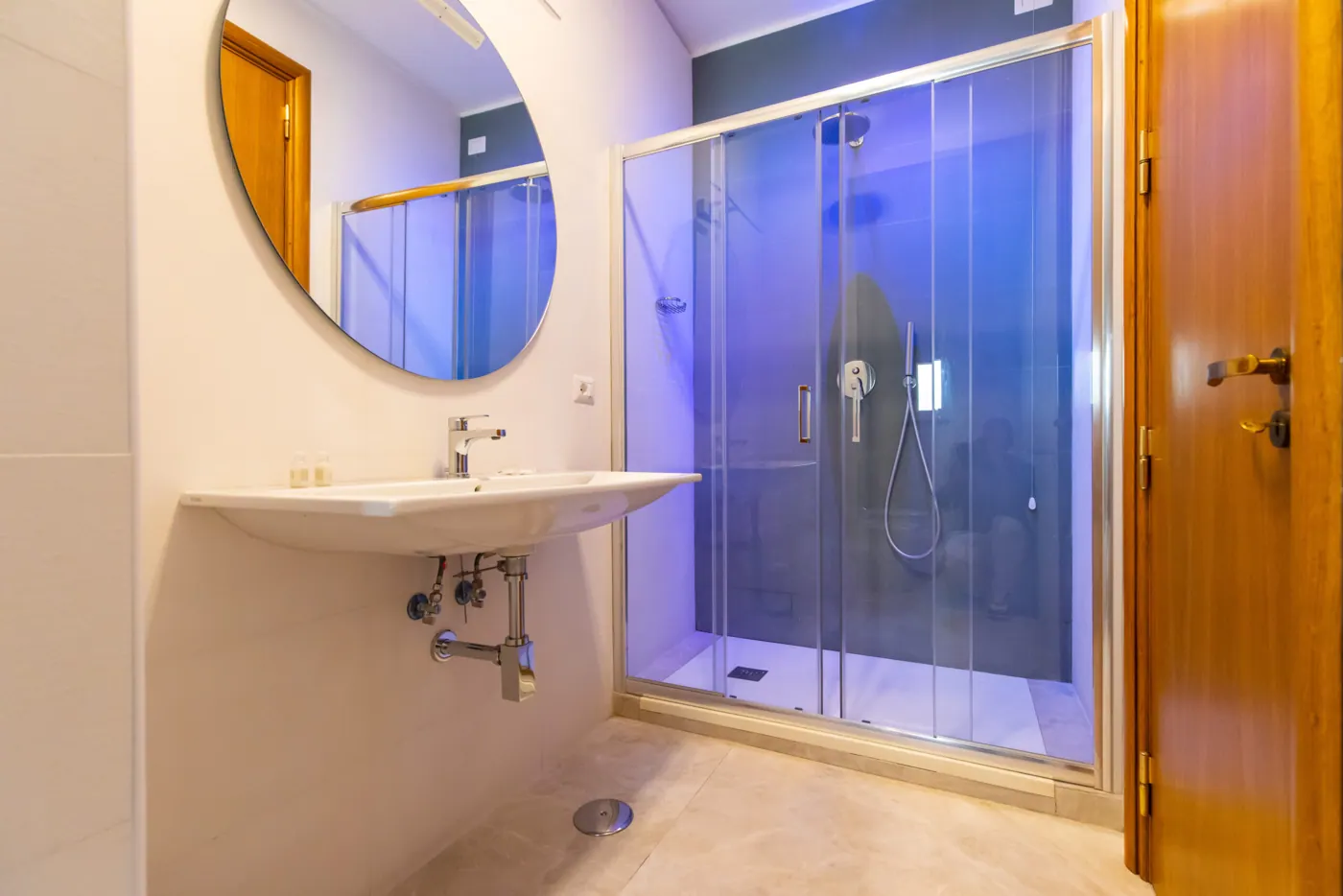 Le Dome 35 — Bagno con doccia in vetro